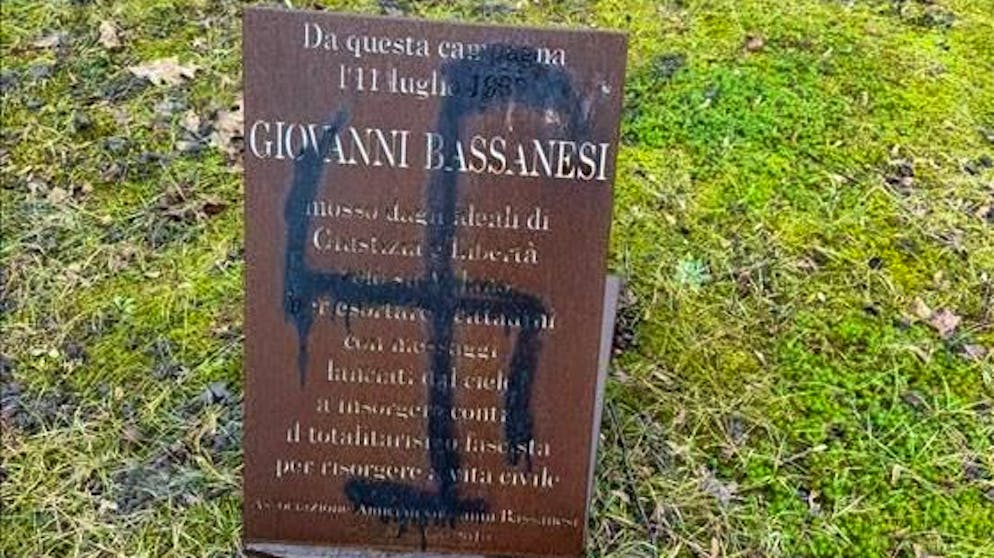 Ticino. Vandalizzato con delle svastiche il monumento antifascista di Lodrino