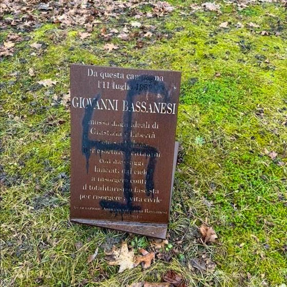 Il monumento vandalizzato