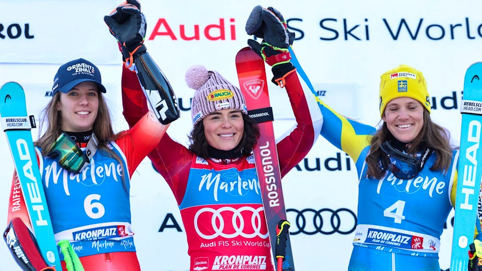 Camille Rast (links) muss sich am Kronplatz nur Julia Scheib (Mitte) geschlagen geben. Sara Hector wird Dritte.