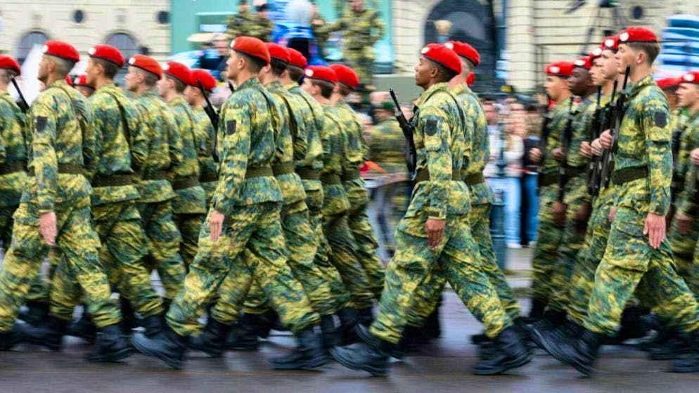 ARCHIVE - Soldiers from the Austrian Armed Forces march across Heldenplatz in Vienna on the national holiday. Photo: Max Slovencik/APA/dpa