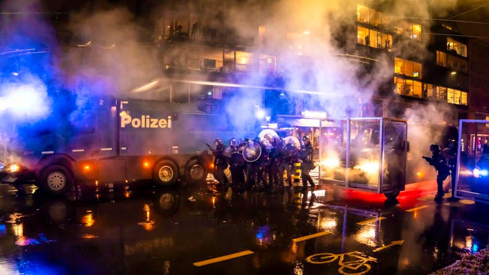 Alcuni manifestanti hanno seminato caos nella città di Zurigo.