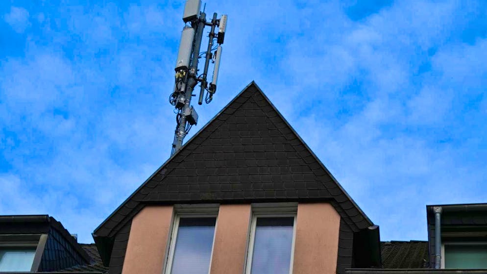ARCHIVE - A mobile phone mast with antennas in the 5G (square) and 4G (oblong) radio standard is mounted on the roof of a residential building. Photo: Wolf von Dewitz/dpa