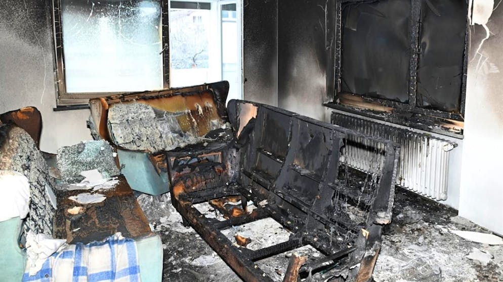 Il salotto dell'appartamento a Coira dopo che l'incendio è stato spento. Secondo le prime indagini, le fiamme sarebbe state causate da una coperta elettrica lasciata incustodita.