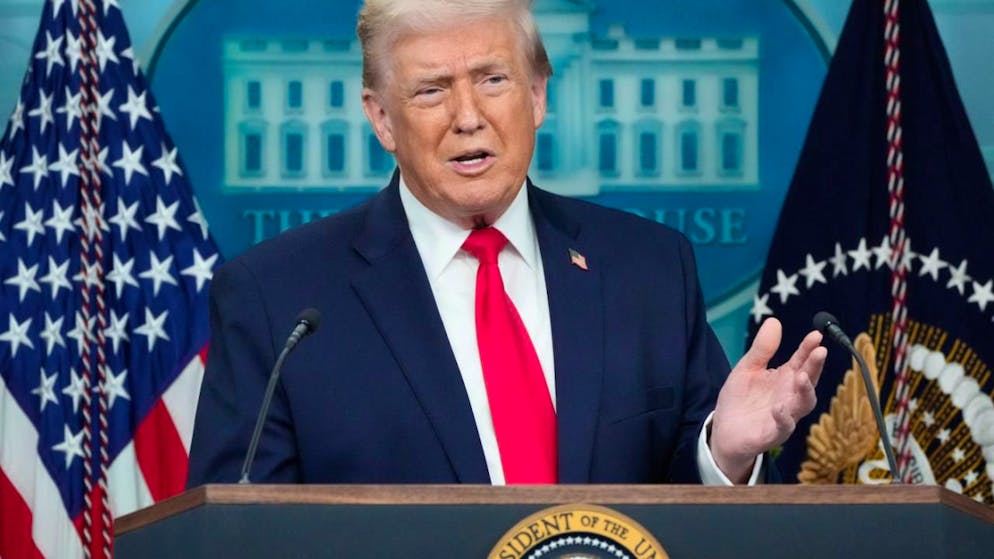 US-Präsident Donald Trump spricht während eines Pressebriefings im Weißen Haus in Washington. Foto: Mark Schiefelbein/AP/dpa