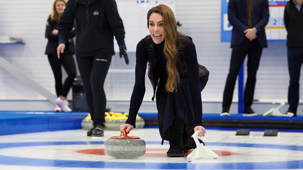 Ecco il video!. Kate contro William: la principessa vince la sfida sul ghiaccio