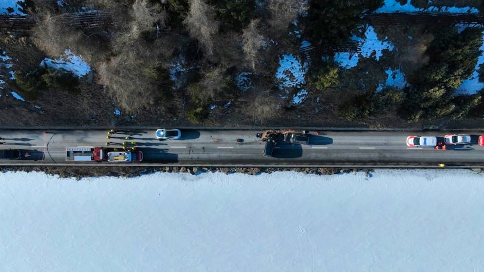 Strada chiusa 2 ore. Uno scontro fra tre auto a Silvaplana provoca un ferito grave