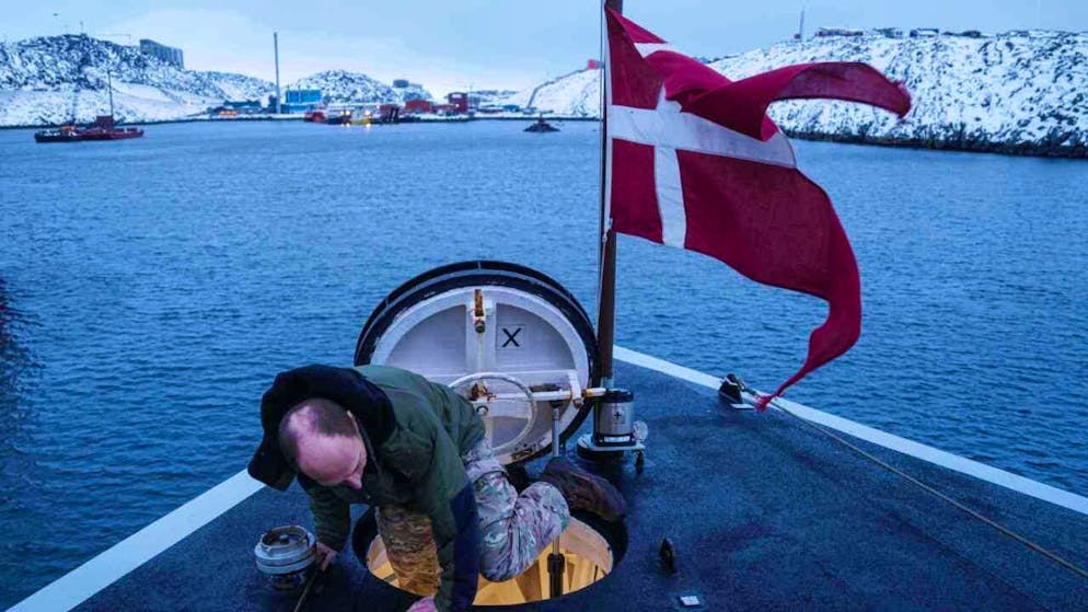 ARCHIV - Ein dänischer Soldat klettert aus einer Luke am Bug des Militärschiffs HDMS Knud Rasmussen der Königlich Dänischen Marine, das vor Nuuk ankert. Foto: Evgeniy Maloletka/AP/dpa