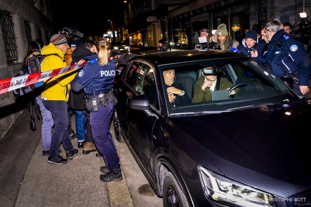 Die französische Barbesitzerin Jessica Moretti verlässt unter Polizeischutz und in Begleitung ihrer Anwältin Nicola Meier das Gerichtsgebäude, nachdem sie am Mittwoch, dem 21. Januar 2026, von der Staatsanwaltschaft Wallis in Sitten vernommen wurde.