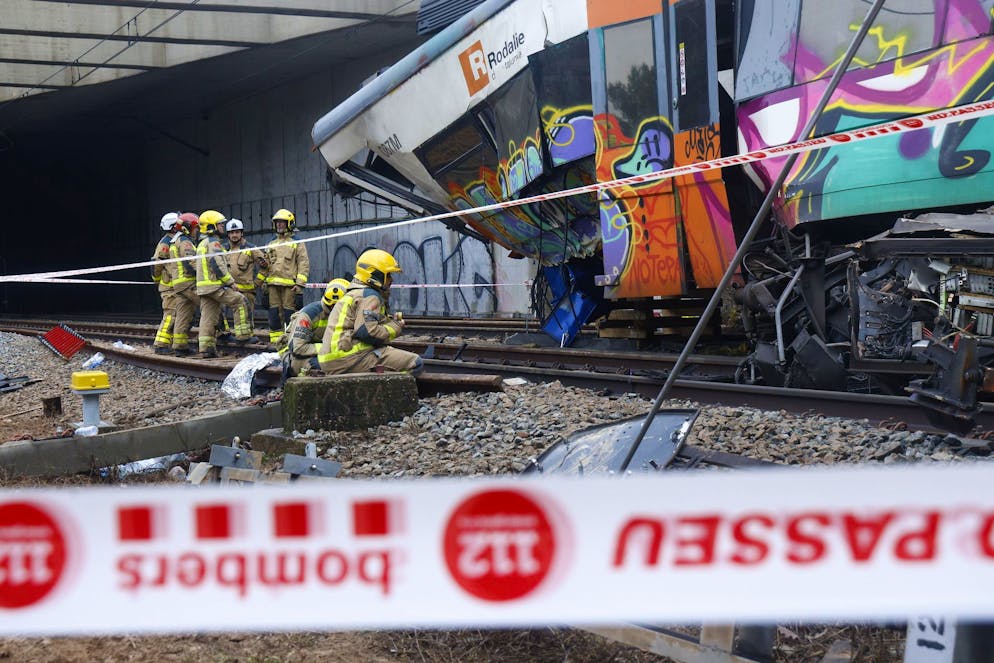 A Gelida un treno regionale della linea R4 dei pendolari è deragliato per il crollo di un muro di contenimento, probabilmente dovuto alle intense piogge sulla regione. Il macchinista è morto.