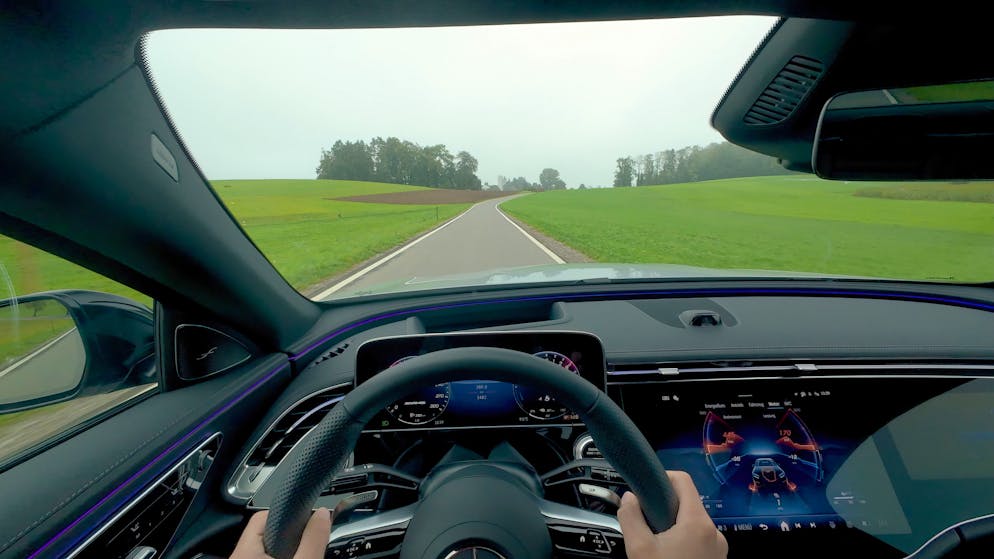 Mit Wippen kann Cyndie manuell hoch und runterschalten, reagiert ihr aber zu träge.