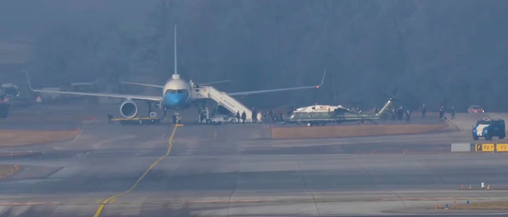Trumps Entourage wechselt von der Air Force One in den Helikopter Marine One.
