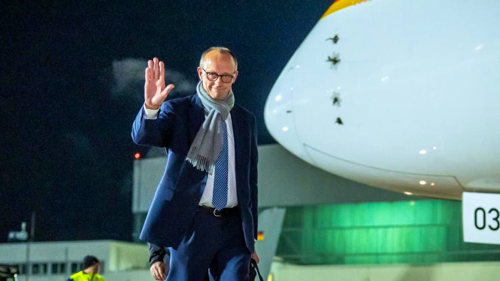 ARCHIV - Bundeskanzler Friedrich Merz (CDU) steigt in ein Flugzeug der Flugbereitschaft der Luftwaffe, um zum G20-Gipfel nach Johannesburg in Südafrika zu fliegen. Zum ersten Mal findet ein G20-Gipfel ohne Trump, Putin und Xi, die drei mächtigsten Staatschefs der Gruppe führender Volkswirtschaften, statt. Foto: Michael Kappeler/dpa