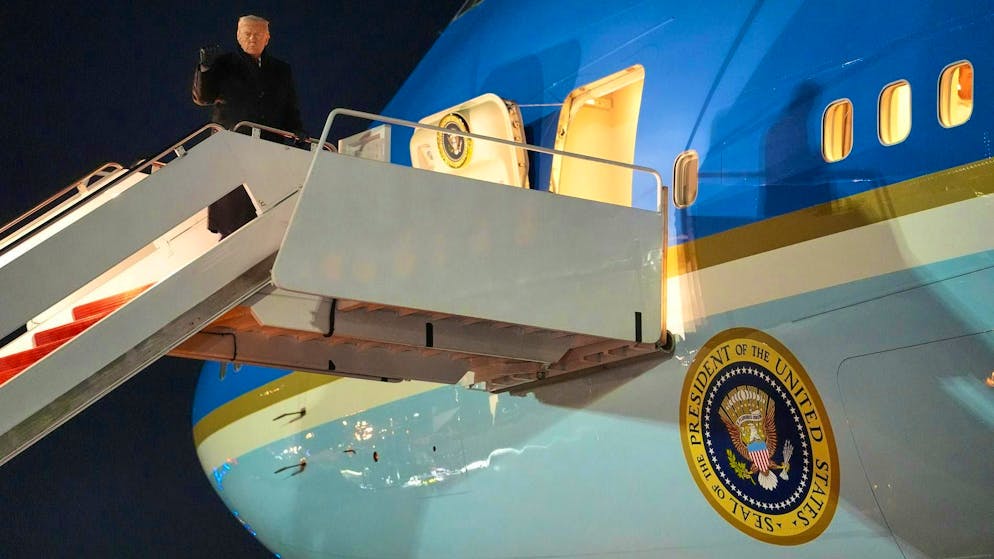 US President Donald Trump boards Air Force One on Tuesday evening (local time) for a very short flight to Zurich - a short time later, the presidential plane had to turn back and land at Joint Base Andrews in Maryland.