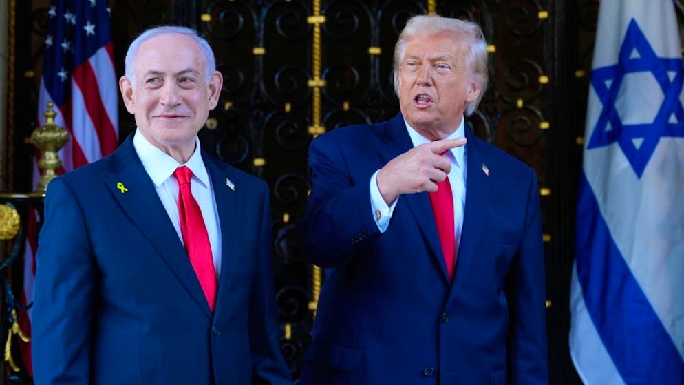 dpatopbilder - US-Präsident Donald Trump begrüßt den israelischen Ministerpräsidenten Benjamin Netanjahu in seinem Club Mar-a-Lago. Foto: Alex Brandon/AP/dpa