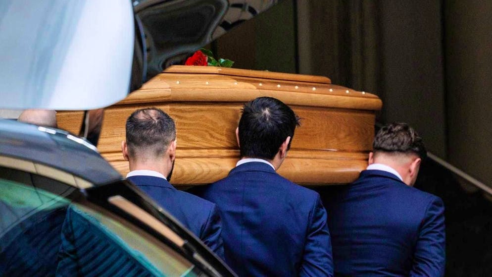 The coffin with the remains of fashion designer Valentino Garavani is carried into the funeral chapel. Photo: Francesco Fotia/AGF via ZUMA Press/dpa