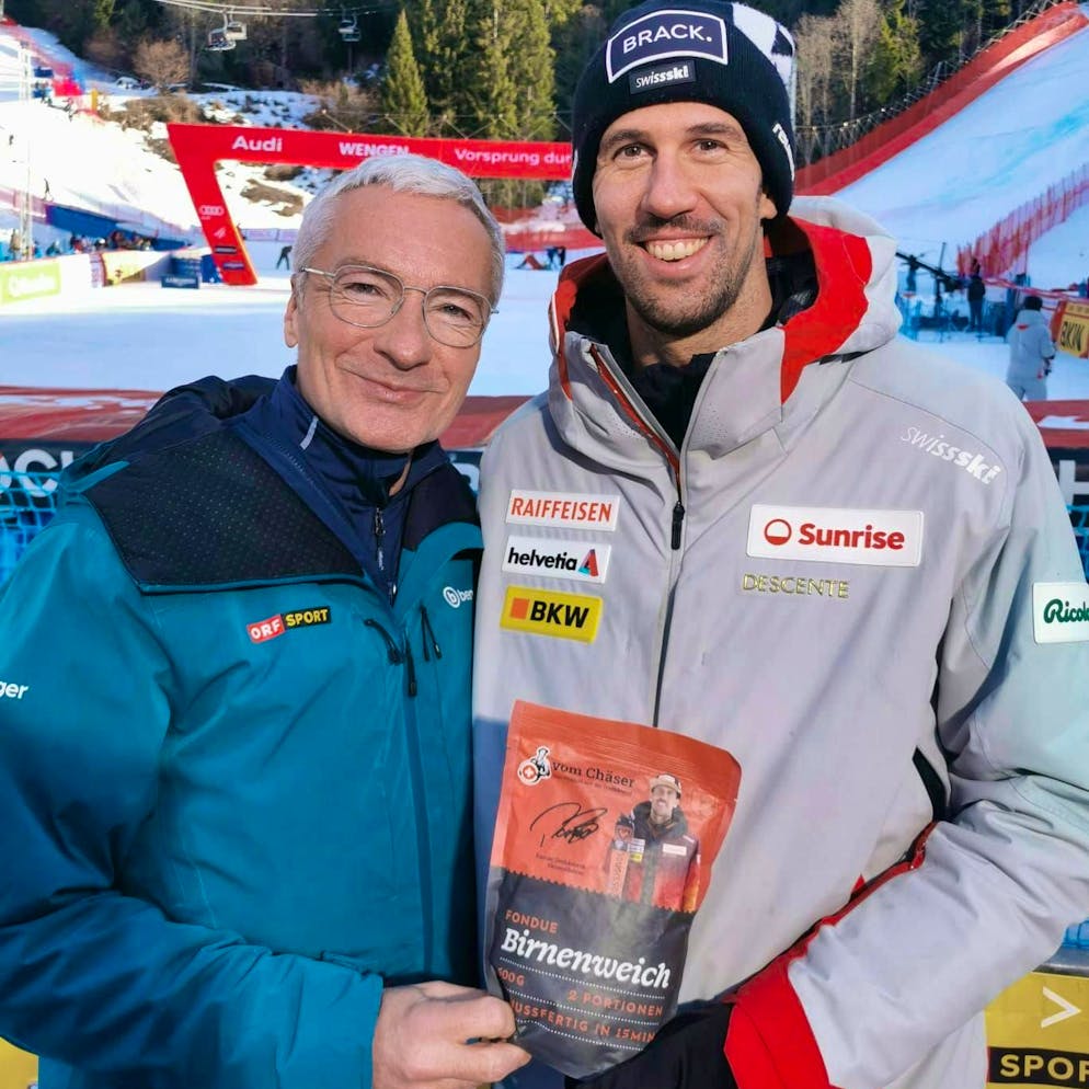Rainer Pariasek poses with Ramon Zenhäusern and his fondue.