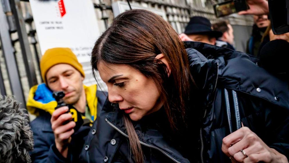 L'imputata all'arrivo presso la sede del ministero pubblico di Sion.