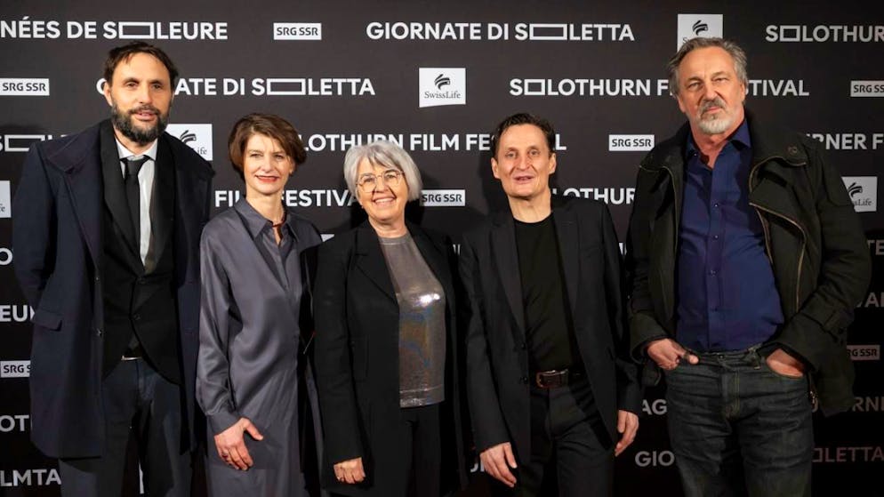 La conseillère fédérale Elisabeth Baume-Schneider (aucentre) est entourée de Niccolò Castelli, directeur artistique des Journées de Soleure et Monica Rosenberg, co-directrice (à gauche) ainsi que les réalisateurs Martin Schilt et Bernard Weber mercredi lors de l’ouverture du 61e Festival.