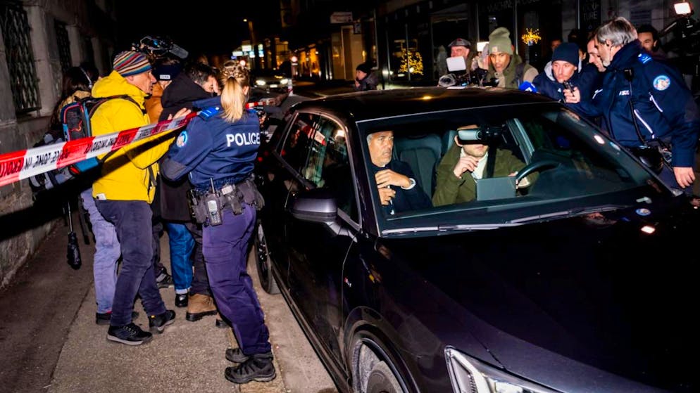 Jessica Moretti mentre lascia i locali del ministero pubblico vallesano a Sion dopo una giornata di interrogatori.