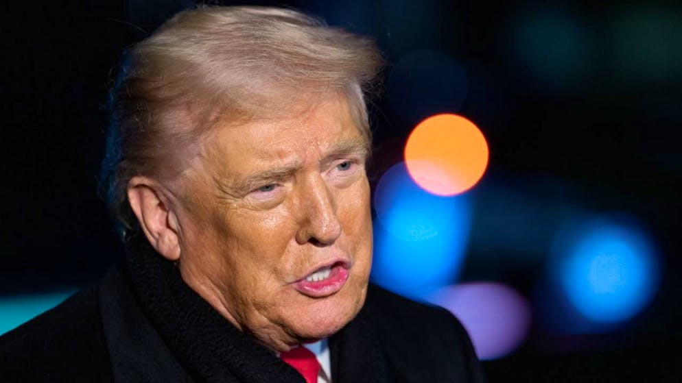 Air Force One a terra. Inizia con un intoppo il giorno di Trump al WEF, c'è molta attesa per il suo discorso