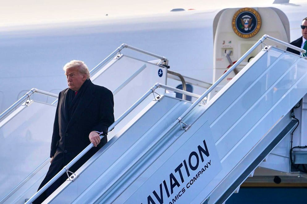 Donald Trump arriva a Zurigo. Donald Trump lascia l'Air Force One, nome in codice usato per designare il velivolo sul quale si trova il presidente degli Stati Uniti e non, come erroneamente pensato da molti, il modello dell'aereo.
