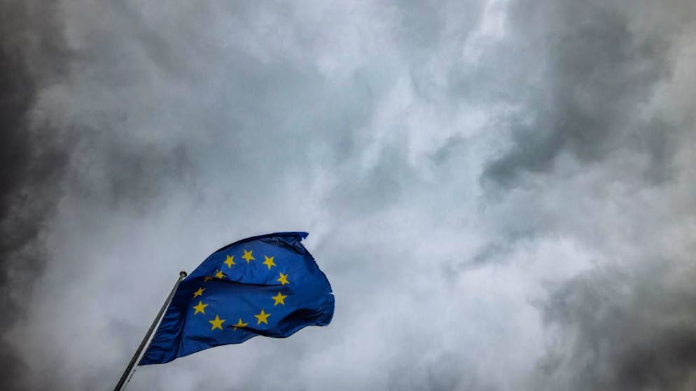ARCHIV - Die Flagge der Europäischen Union weht vor dem Gebäudes des Europäischen Parlaments im Wind. Foto: Philipp von Ditfurth/dpa