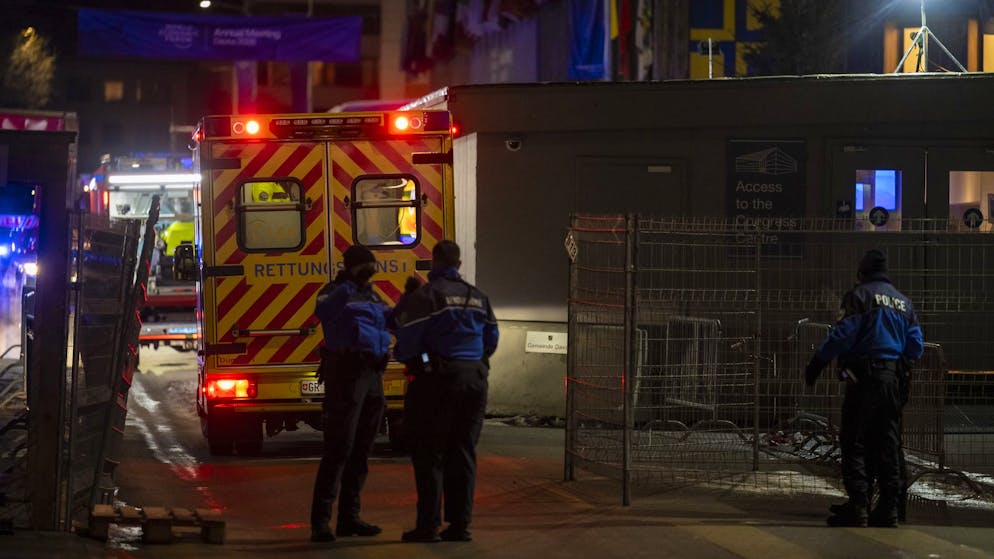 Nessun ferito. Scoppiano due incendi al WEF di Davos, Lilli Gruber interrompe in diretta la trasmissione