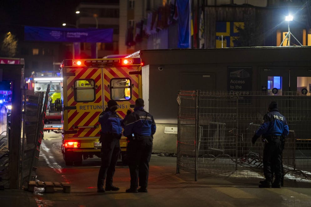 I soccorritori si avvicinano al centro congressi di Davos, a causa di un piccolo incendio, dove si svolge il 56° incontro annuale del World Economic Forum.