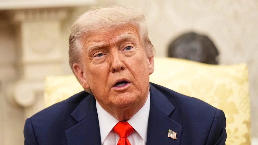 ARCHIV - US-Präsident Donald Trump spricht beim Empfang von Bundeskanzler Merz (CDU) im Oval Office im Weißen Haus. Es ist das erste Treffen zwischen beiden Politikern seit dem Amtsantritt von Trump und Merz. (zu dpa: «EU kontert Trumps Zolldrohung - Eskalation im Handelsstreit?») Foto: Michael Kappeler/dpa Pool/dpa