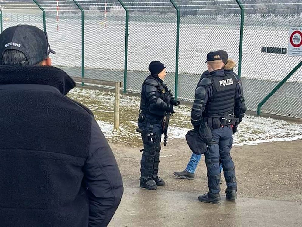 Einsatzkräfte treffen am Flughafen Zürich ein.