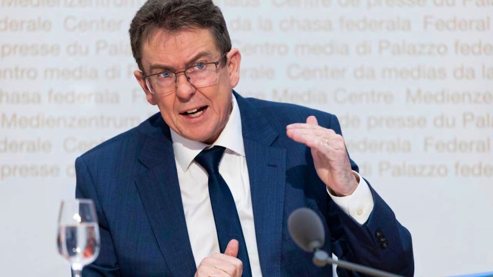 Der Bundesrat lehnt die SRG-Initiative mit der darin geforderten Gebührensenkung von 335 auf 200 Franken ab. Medienminister Albert Rösti verweist auf bereits eingeleitete Schritte zur Entlastung der Haushalte und Unternehmen.