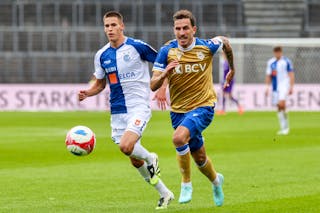 Olivier Custodio (LS), rechts, gegen Tim Meyer (GC) waehrend dem Meisterschaftsspiel der Super League zwischen dem Grasshopper Club Zuerich und dem FC Lausanne Sport am Sonntag, 14. September 2025, im Stadion Letzigrund in Zuerich. (KEYSTONE/Christian Merz)