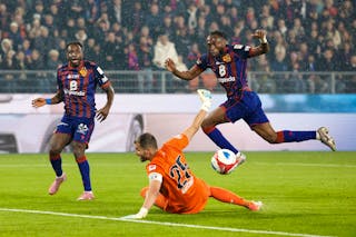 Benie Traore (FCB), rechts, erzielt das 1:0 gegen Torhueter Yanick Brecher (FCZ), mitte, im Fussball Meisterschaftsspiel der Swiss Super League zwischen dem FC Basel 1893 und dem FC Zuerich im Stadion St. Jakob-Park in Basel, am Mittwoch, 29. Oktober 2025. (KEYSTONE/Stefan Wermuth)