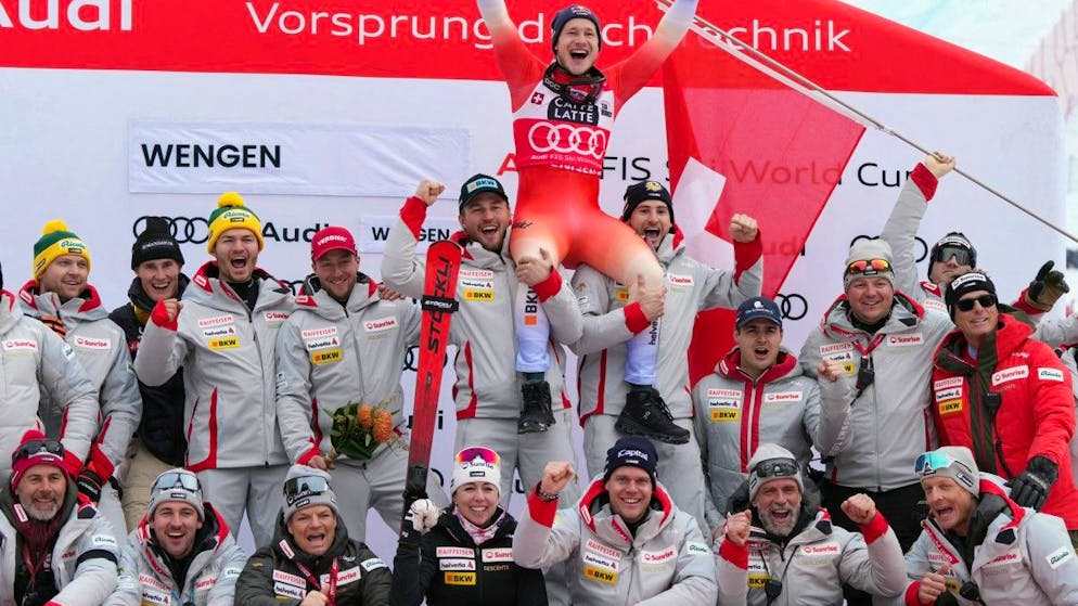 Elian Letho. Elian Lehto (2e depuis la gauche, en haut) pose avec l’équipe suisse de vitesse à Wengen après la victoire de Marco Odermatt en descente.