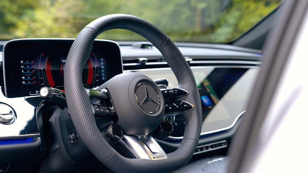 Im Innenraum ist der E53 gewohnt hochklassig, Cyndie findet aber auch wacklige Elemente.