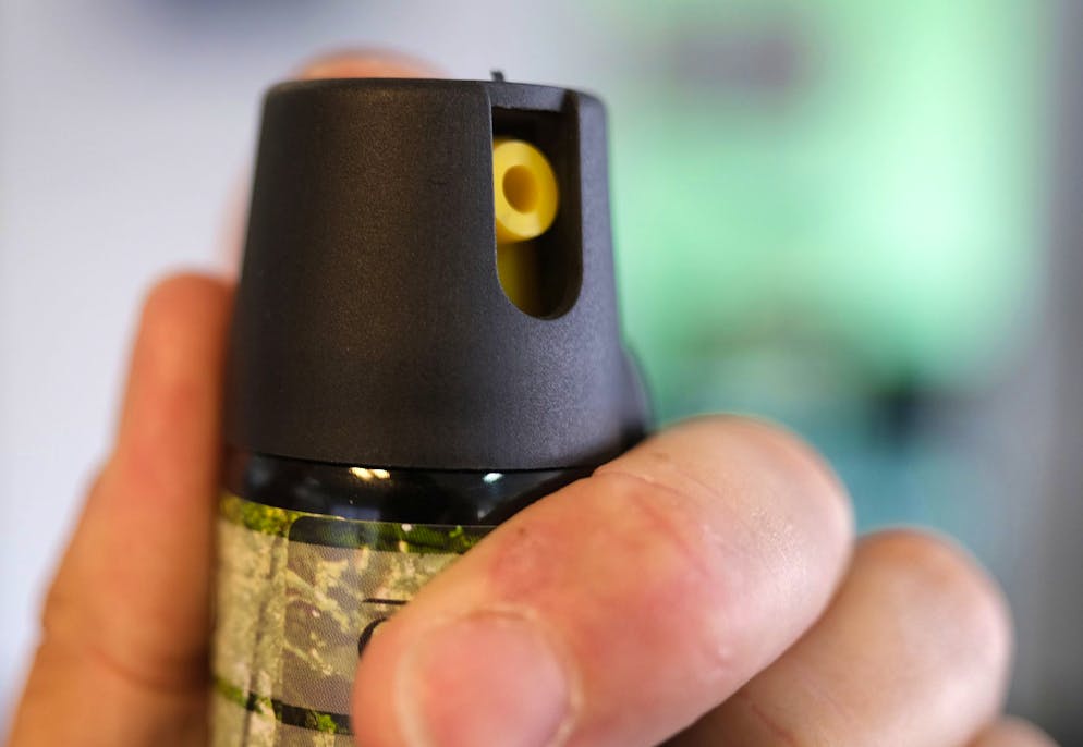 Le dinamiche non sono esattamente chiare, ma è probabile che sia stato usato uno spray al peperoncino (immagine illustrativa).