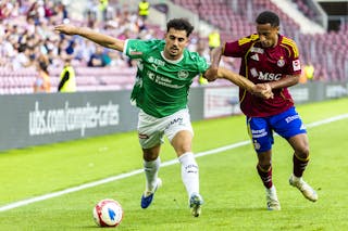Shkelqim Vladi (SG), left, fights for the ball with Lilian Njoh (SFC), right, during the Super League soccer match of Swiss Championship between Servette FC, SFC, and FC St.Gallen 1879, SG, at the Stade De Geneve in Geneva, Switzerland, Saturday, August 2, 2025. (KEYSTONE/Salvatore Di Nolfi)