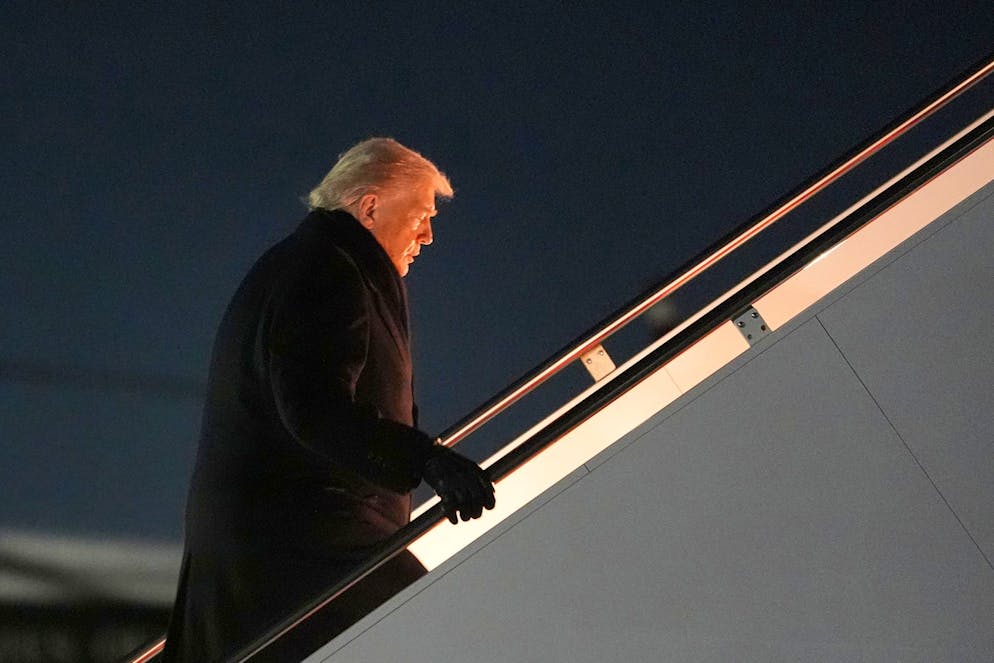 US-Präsident Donald Trump betritt die Air Force One vor dem Abflug nach Zürich.