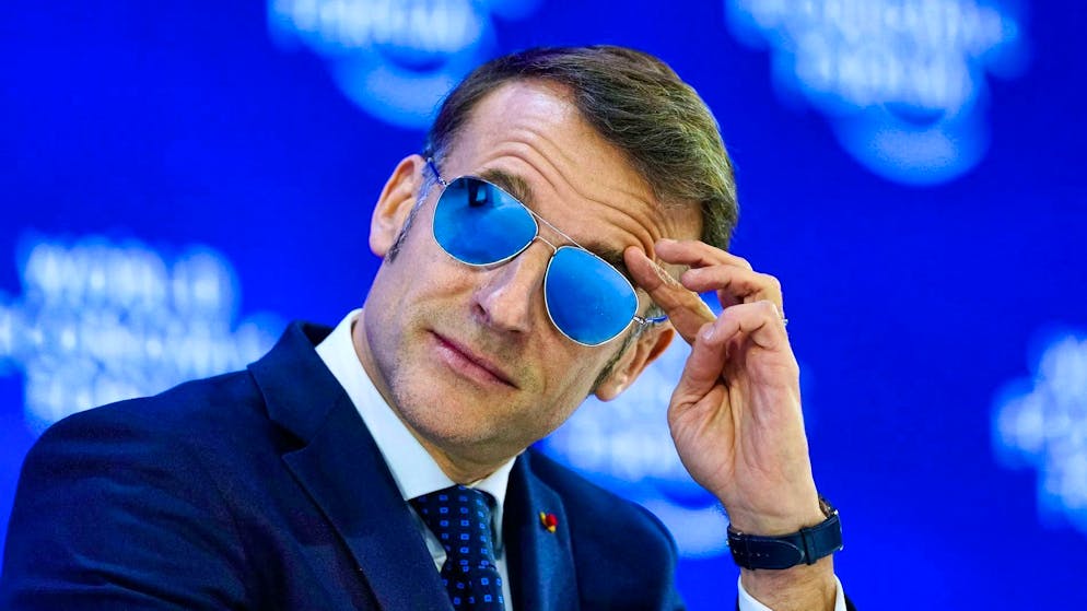 Fermento mondiale al WEF. Gli occhiali sfoggiati da Emmanuel Macron a Davos fanno furore