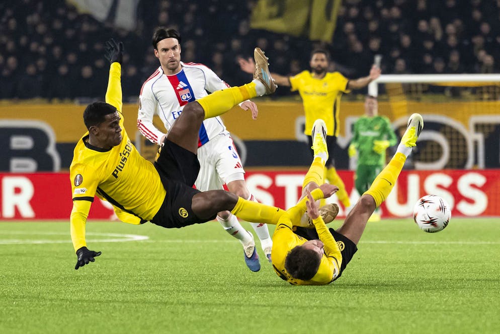 Die YB-Spieler räumen sich gegenseitig ab.