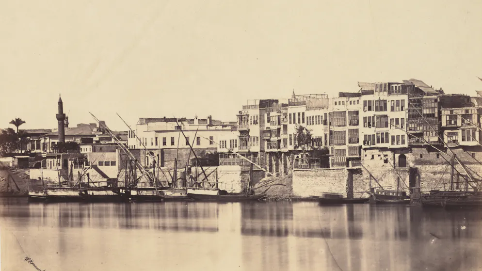 So sieht Boulaq nicht mehr aus. Dieses Foto stammt aus dem Jahr 1870, als das Viertel noch vom Nilhandel geprägt war. Wer Boulaq heute entdeckt, findet dichte Bebauung, Verkehrschaos und Wolkenkratzer – doch ein Teil des historische Kerns ist geblieben.