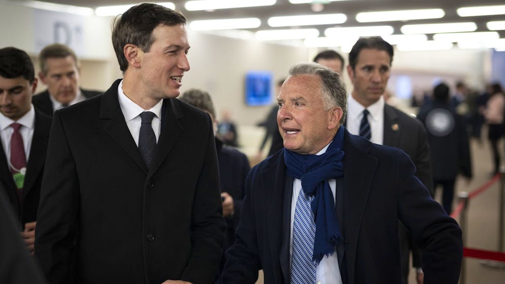 Trump-Schwiegersohn Jared Kushner (l.) und Trumps Sondergesandter Steve Witkoff am Dienstag beim WEF in Davos.
