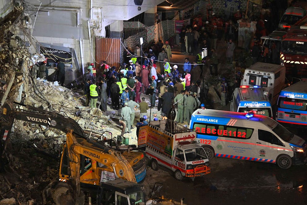 Les opérations de sauvetage se poursuivent au Gul Plaza après un incendie à Karachi, au Pakistan, le 21 janvier 2026.