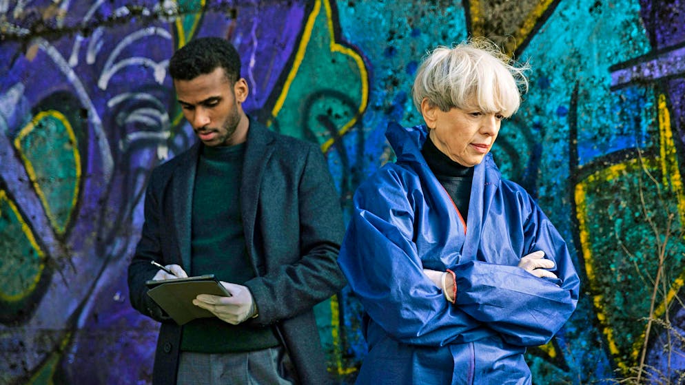 How many Swiss people drop out of university?. Forensic scientist Edda Bingley (Helen Schneider) and Patrice Schipper (Tijan Njie) from the KDD take a look at the crime scene.