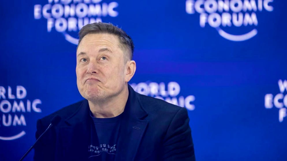 Elon Musk optimiste sur le calendrier pour le déploiement des robots Optimus.