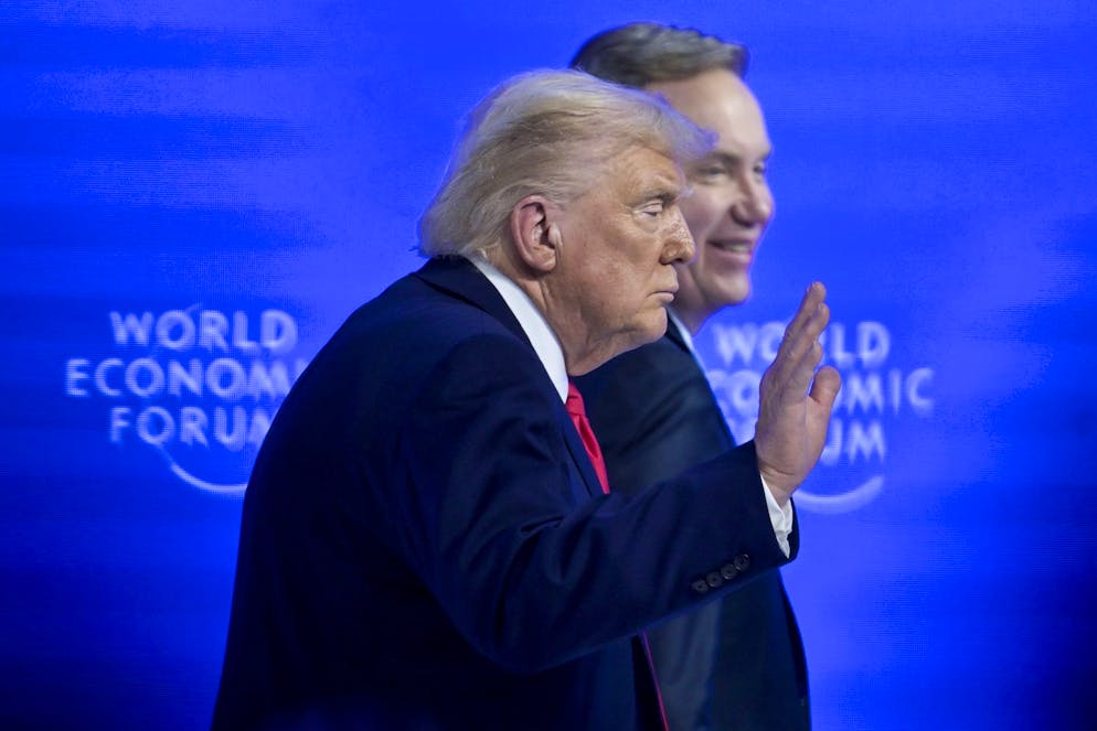 Le président américain Donald Trump, à gauche, quitte la scène avec le Norvégien Borge Brende, président et directeur général du Forum économique mondial, à droite, lors de la 56e réunion annuelle du Forum économique mondial (WEF) à Davos, en Suisse, le mercredi 21 janvier 2026.