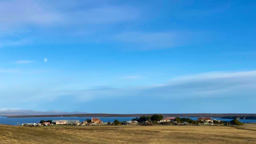 ARCHIV - Die Horseshoe Bay auf den Falklandinseln (Archivbild). Foto: Benedikt von Imhoff/dpa