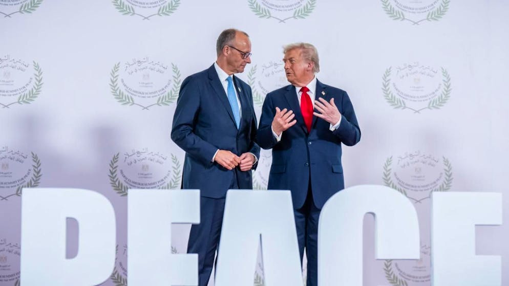 ARCHIV - Bundeskanzler Friedrich Merz (l, CDU) nimmt neben US-Präsident Donald Trump am Gaza-Gipfel unter Vorsitz von Ägyptens Präsident al-Sisi teil. Bei dem Treffen von Staats-und Regierungschefs soll die Unterstützung für den Gazastreifen nach dem Waffenstillstand zwischen Israel und der Hamas beraten werden. Foto: Michael Kappeler/dpa