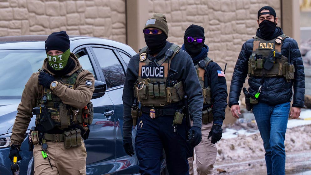 USA unter Donald Trump. ICE senkt Hürden für gewaltsames Eindringen in Häuser +++ Richter stoppt Auswertung beschlagnahmter Daten von Reporterin