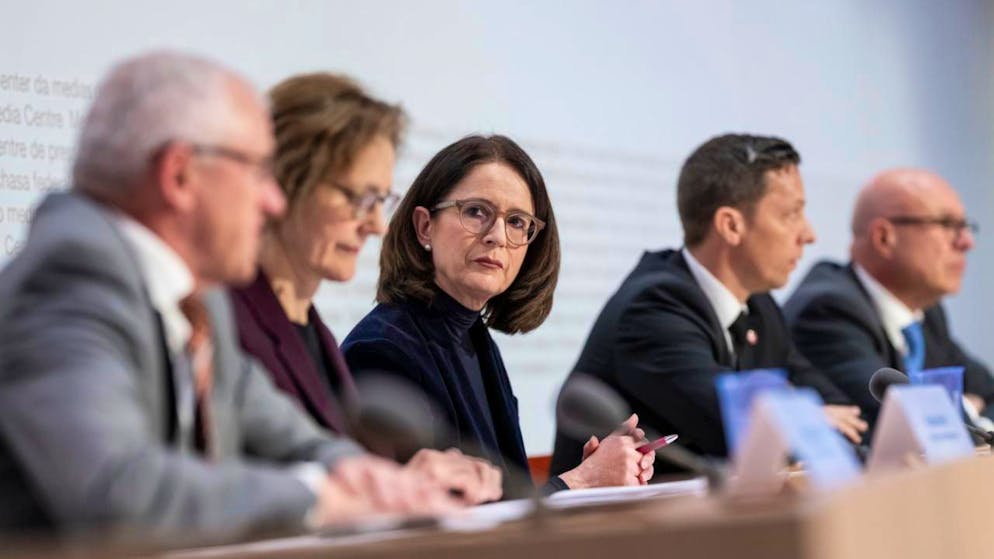 Bürgerliche Parteien und die Wirtschaft treten gegen die Klimafonds-Initiative an. FDP-Co-Präsidentin Susanne Vincenz-Stauffacher (Bildmitte) spricht vor den Medien von einem "Klima-Schuldenfonds".